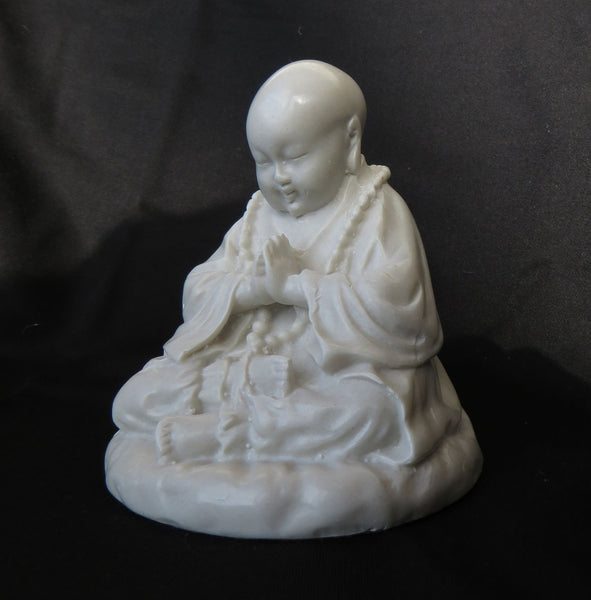 Jeune style tibétain, Bouddha priant en marbre reconstitué.