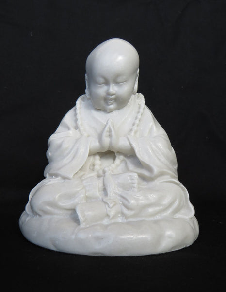 Jeune style tibétain, Bouddha priant en marbre reconstitué.