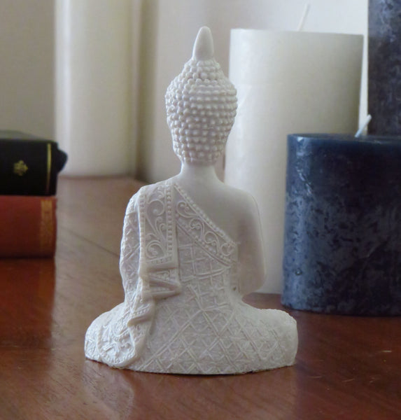 Bouddha de méditation de style thaïlandais moyen. Marbre reconstitué.