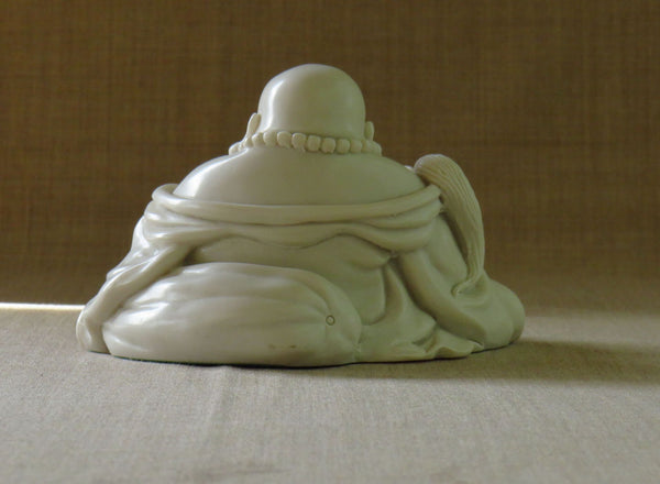 Bouddha assis à la chinoise ventre gras en marbre reconstitué