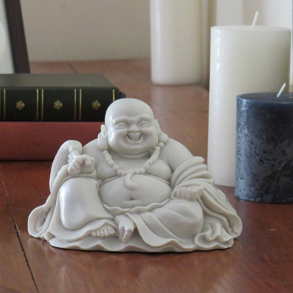 Bouddha assis à la chinoise ventre gras en marbre reconstitué