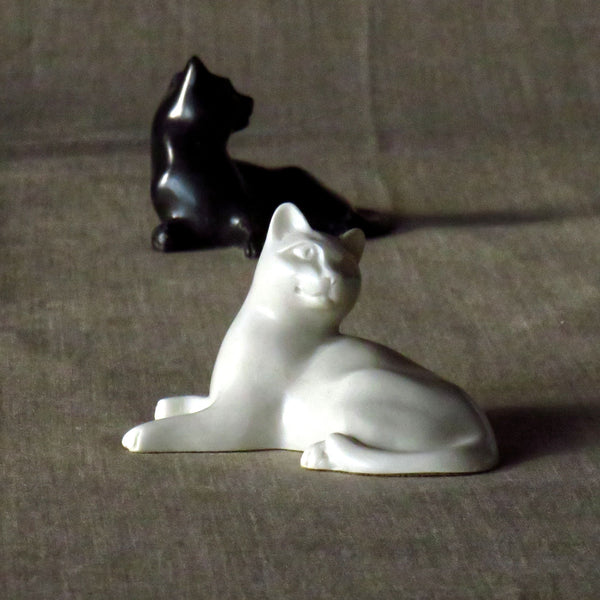 Medium attentive Cat in reconstituted marble