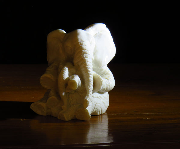 Mère et bébé éléphant en marbre blanc