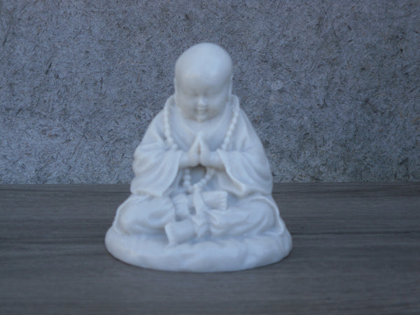 Jeune style tibétain, Bouddha priant en marbre reconstitué.