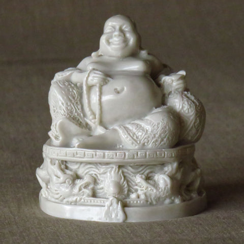 Bouddha heureux sur une base de dragon
