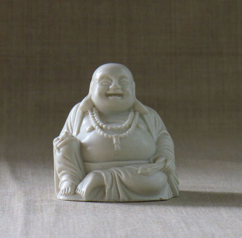 Bouddha chanceux à gros ventre avec une chauve-souris