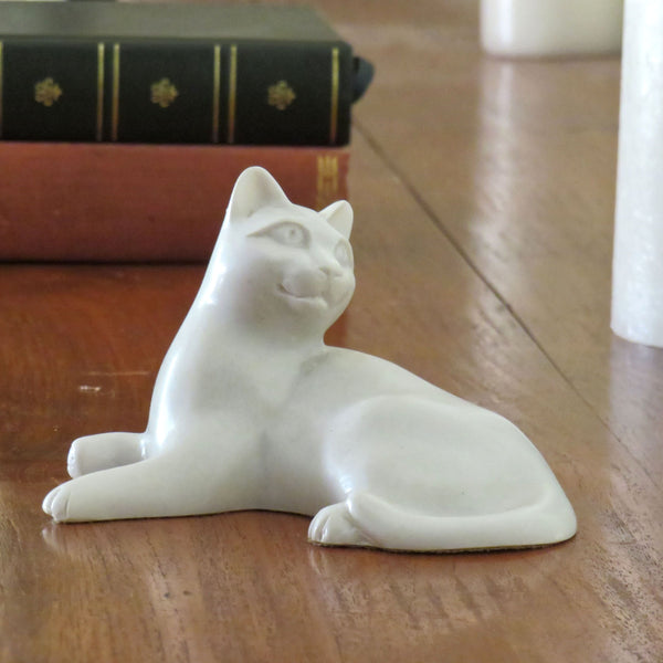 Medium attentive Cat in reconstituted marble