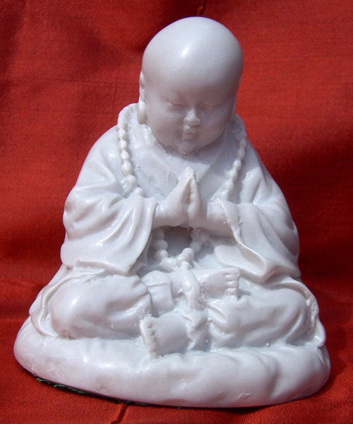 Jeune style tibétain, Bouddha priant en marbre reconstitué.